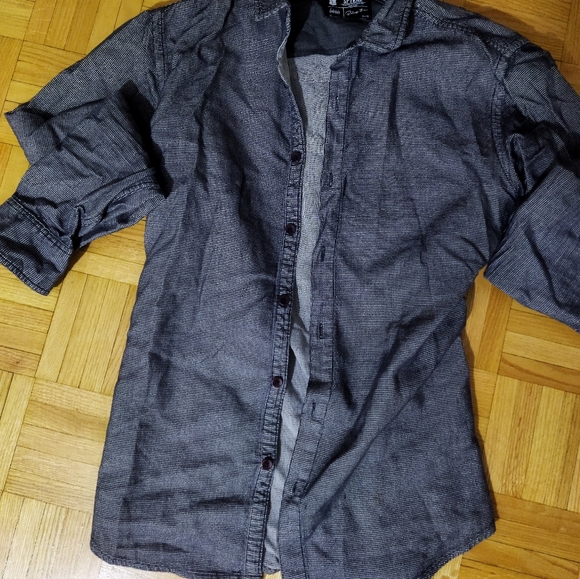 Hi Im selling couple of shirts and t shirts Size Medium.... - Picture 3 of 8